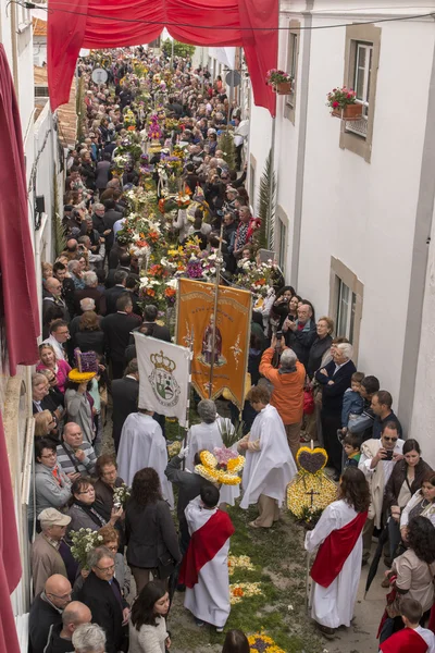 Procession religieuse traditionnelle des torches de fleurs — Photo