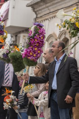 Çiçek meşaleler geleneksel dini geçit