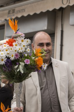 Çiçek meşaleler geleneksel dini geçit