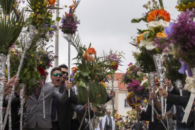 Çiçek meşaleler geleneksel dini geçit