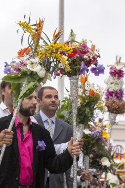 Çiçek meşaleler geleneksel dini geçit