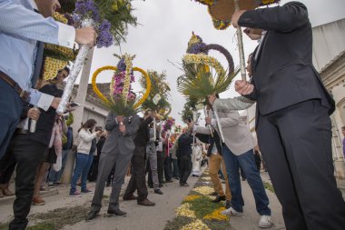 Çiçek meşaleler geleneksel dini geçit