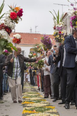 Çiçek meşaleler geleneksel dini geçit