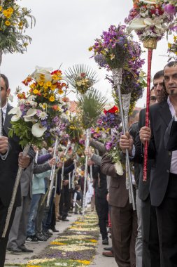 Çiçek meşaleler geleneksel dini geçit