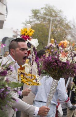 Çiçek meşaleler geleneksel dini geçit