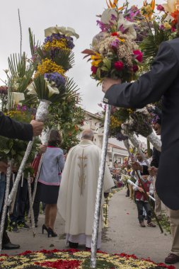 Çiçek meşaleler geleneksel dini geçit