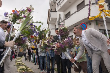 Çiçek meşaleler geleneksel dini geçit