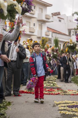 Çiçek meşaleler geleneksel dini geçit