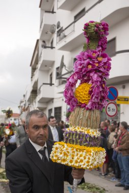 Çiçek meşaleler geleneksel dini geçit