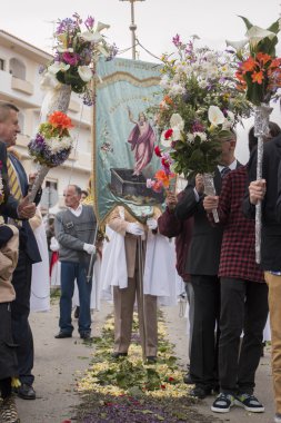 Çiçek meşaleler geleneksel dini geçit