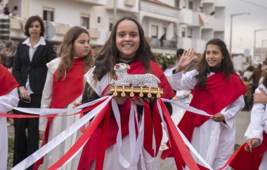 Çiçek meşaleler geleneksel dini geçit