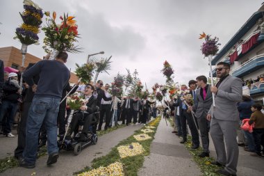 Çiçek meşaleler geleneksel dini geçit