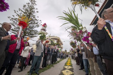 Çiçek meşaleler geleneksel dini geçit