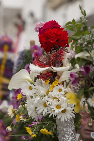 花の松明の伝統的な宗教的な行列 — ストック写真