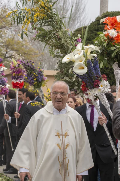 Procession religieuse traditionnelle des torches de fleurs — Photo