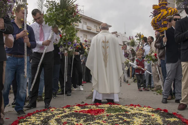 Procession religieuse traditionnelle des torches de fleurs — Photo