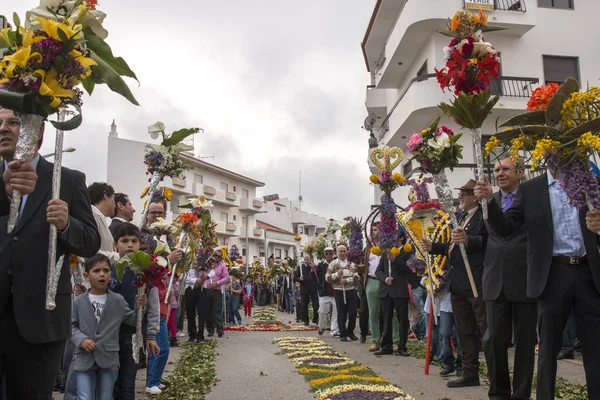 Procession religieuse traditionnelle des torches de fleurs — Photo