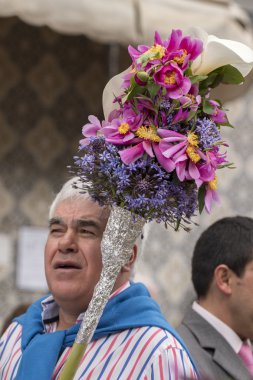 Çiçek meşaleler geleneksel dini geçit