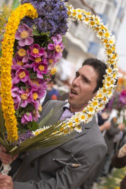 Çiçek meşaleler geleneksel dini geçit