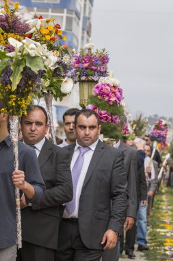 Çiçek meşaleler geleneksel dini geçit