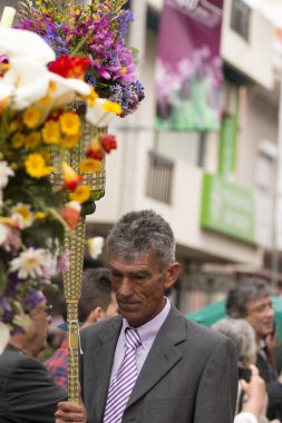 Çiçek meşaleler geleneksel dini geçit