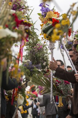 Çiçek meşaleler geleneksel dini geçit