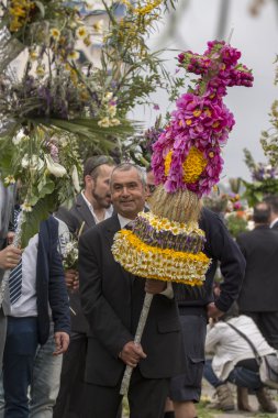 Çiçek meşaleler geleneksel dini geçit