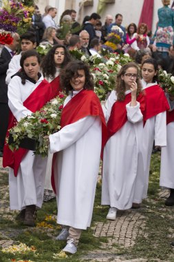 Çiçek meşaleler geleneksel dini geçit