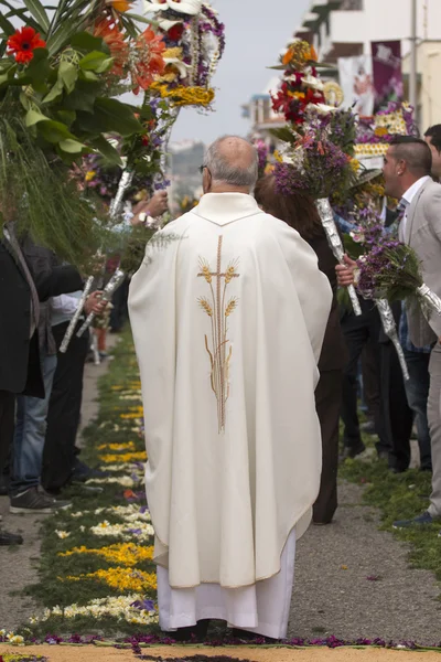 Procession religieuse traditionnelle des torches de fleurs — Photo