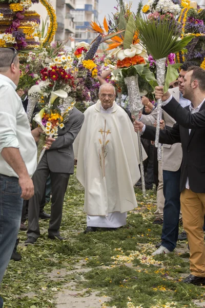 Procesión religiosa tradicional de las antorchas de flores — Foto de Stock