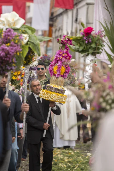 Procesión religiosa tradicional de las antorchas de flores — Foto de Stock