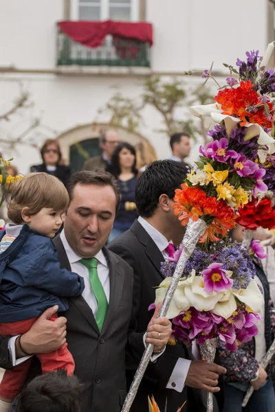 Procesión religiosa tradicional de las antorchas de flores —  Fotos de Stock