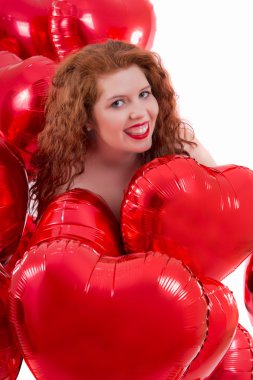 Kırmızı balonlar arasında mutlu genç kız