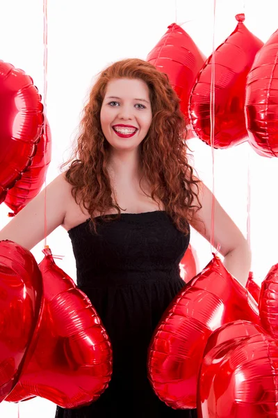 Heureuse jeune fille entre les ballons rouges — Photo