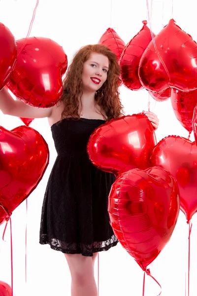 Feliz joven chica entre globos rojos — Foto de Stock