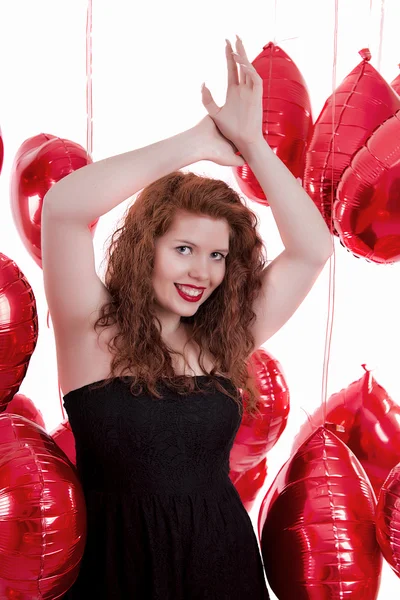 Heureuse jeune fille entre les ballons rouges — Photo