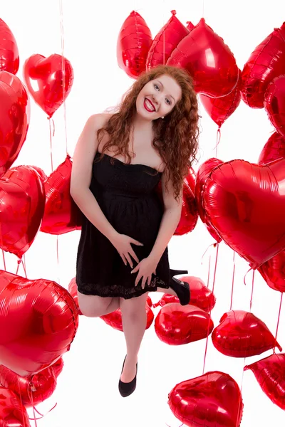 Feliz joven chica entre globos rojos — Foto de Stock