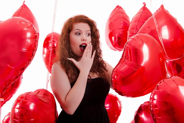 Šťastná dívka mezi červené balónky — Stock fotografie