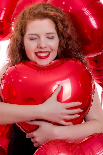 Kırmızı balonlar arasında mutlu genç kız — Stok fotoğraf