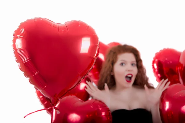 Kırmızı balonlar arasında mutlu genç kız — Stok fotoğraf