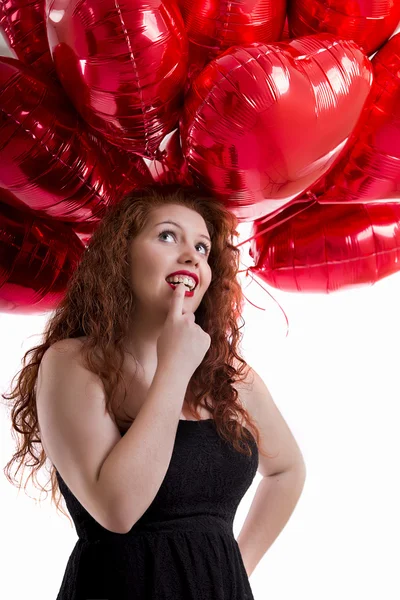 Feliz joven chica entre globos rojos — Foto de Stock