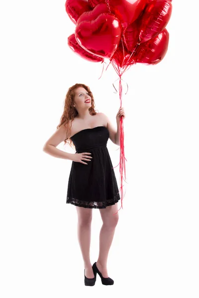 Glad ung flicka håller en röd ballong — Stockfoto