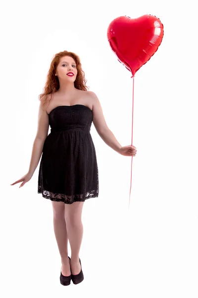 Heureuse jeune fille tenant un ballon rouge — Photo