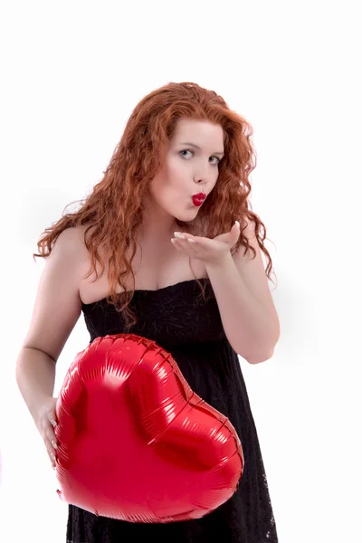 Menina feliz segurando um balão vermelho — Fotografia de Stock