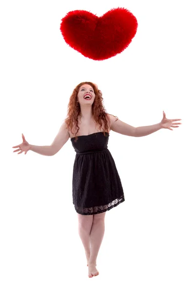 Glückliches junges Mädchen mit rotem Herzkissen — Stockfoto