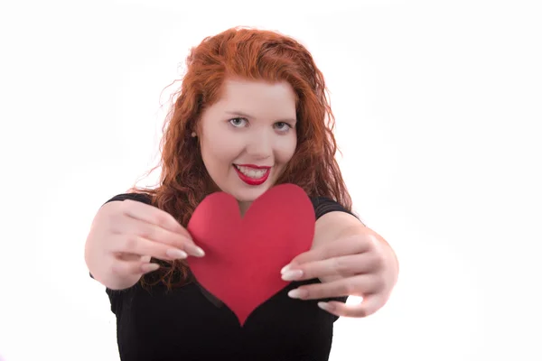 Glad ung flicka med ett rött hjärta — Stockfoto