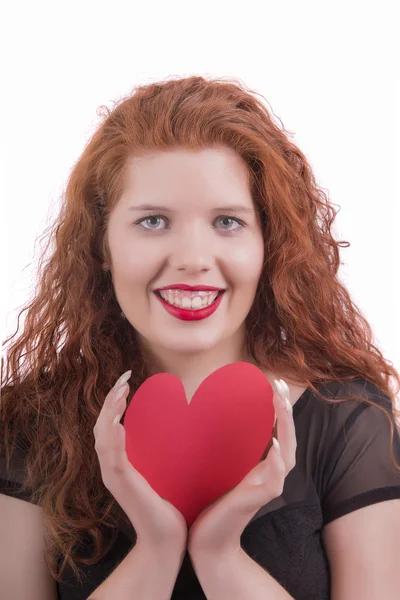 Feliz joven con un corazón rojo —  Fotos de Stock