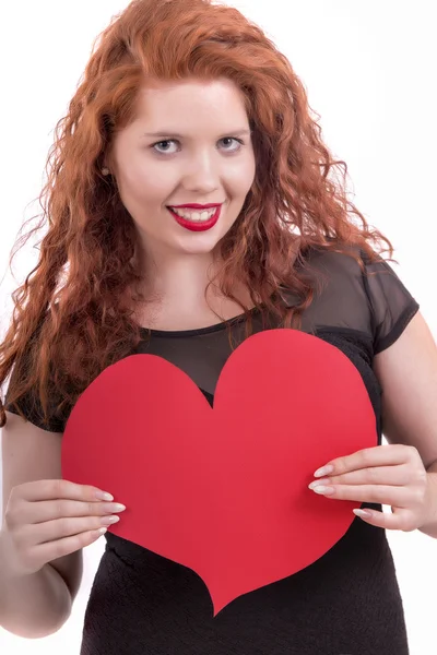 Heureux jeune fille avec un coeur rouge — Photo