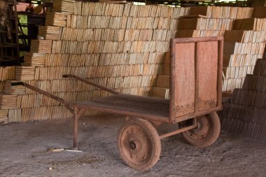 Lachende jong meisje in zonnebril liggend op de mat