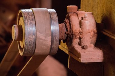 dişli ve mekanizmaları kırık kırmızı toprak kil çamur oluşturmak için